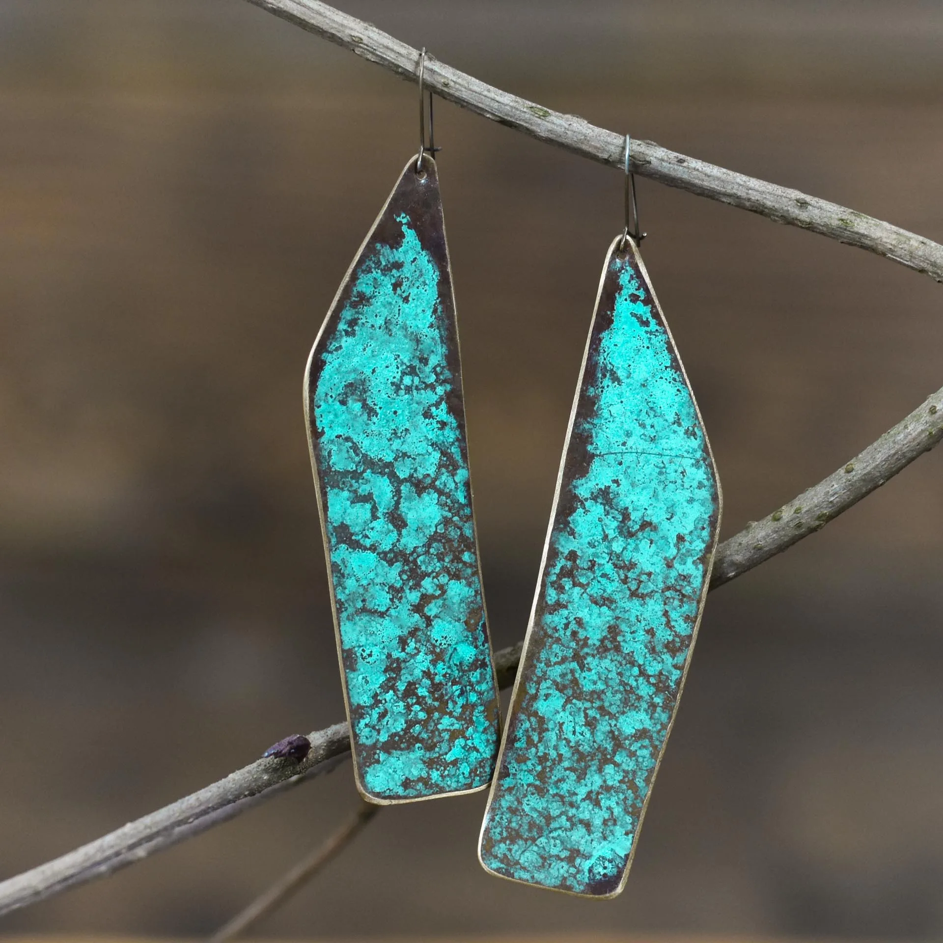 Długie wiszące kolczyki mosiężne Verales z turkusową patyną w stylu boho glam