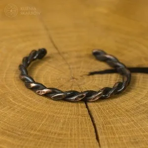 Bransoletka miedziana minimalistyczna Traatha – ręcznie kuta torc